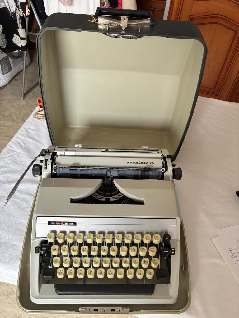 Typmachine Adler Gabriele 25, Diversen, Typemachines, Ophalen, Zo goed als nieuw
