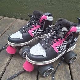 Patins à roulettes + 2 ensembles complets de protections, Enlèvement, Utilisé