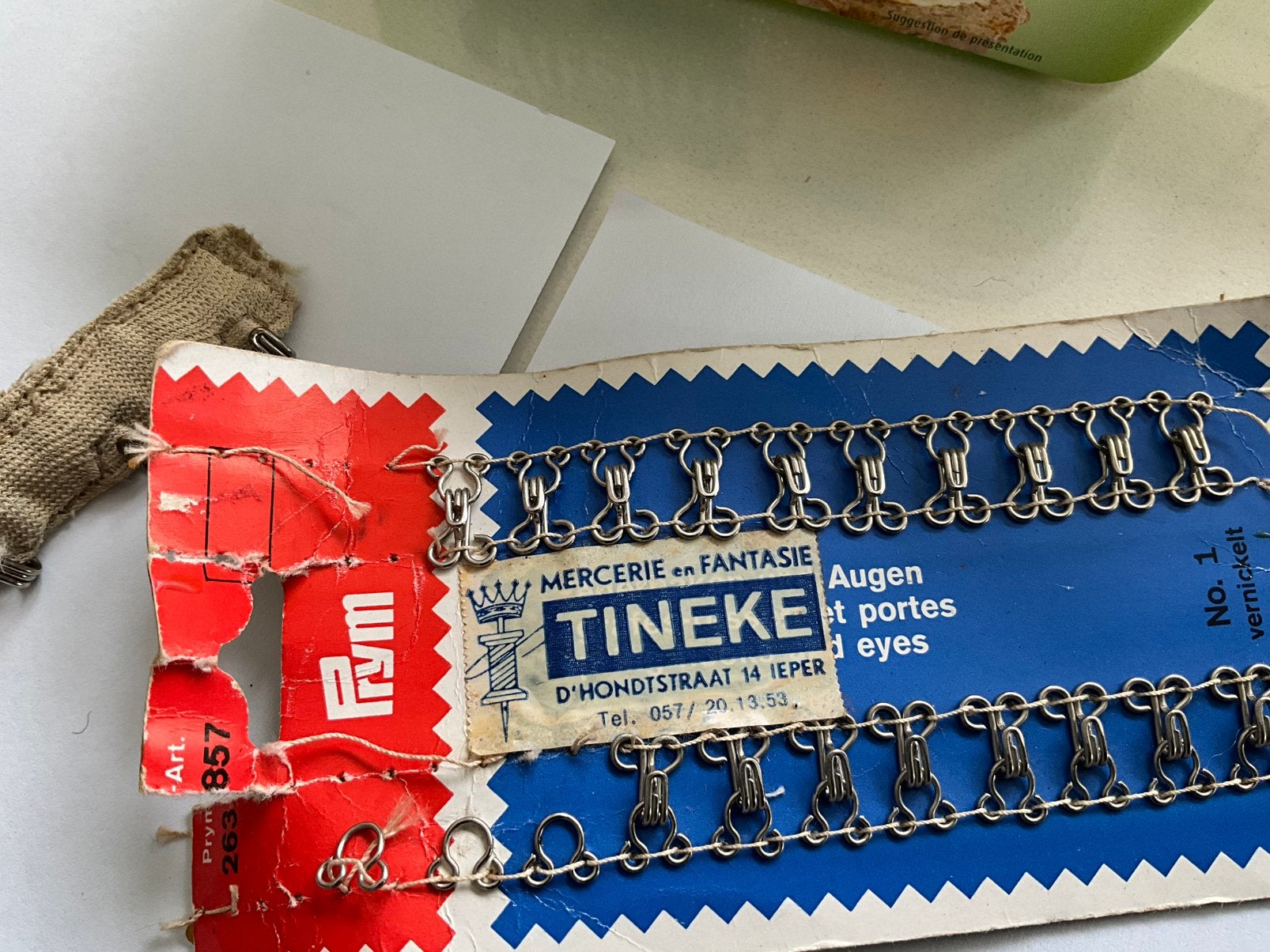 Grote partij vintage fournituren (haak-en-oog, drukknopen), Enlèvement ou Envoi, Comme neuf