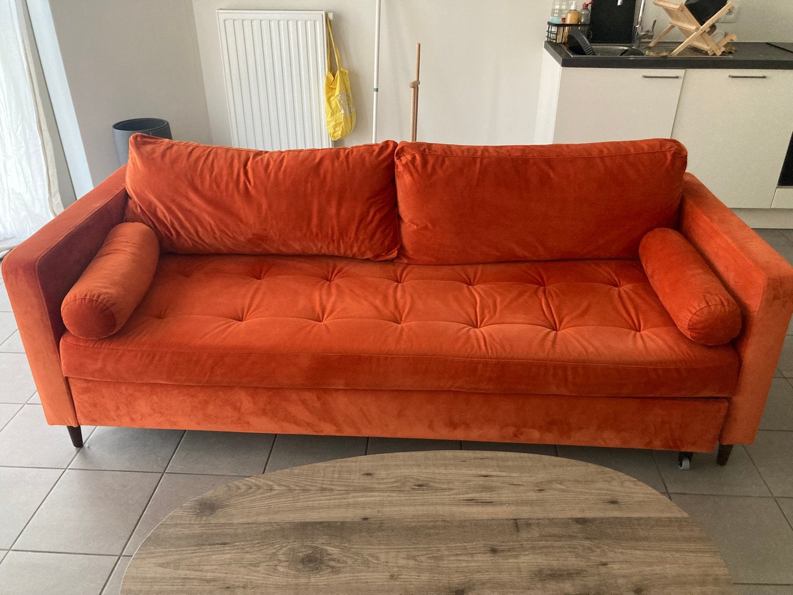 Oranje 4-zitsbank, Huis en Inrichting, Ophalen, Zo goed als nieuw