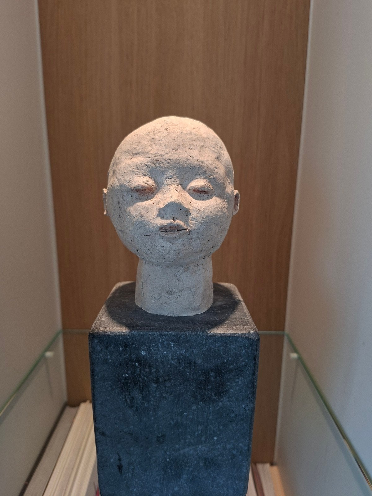 Tête d'enfant sculptée sur socle en pierre bleue, Abstrait, Pierre ou céramique, Buste, Homme