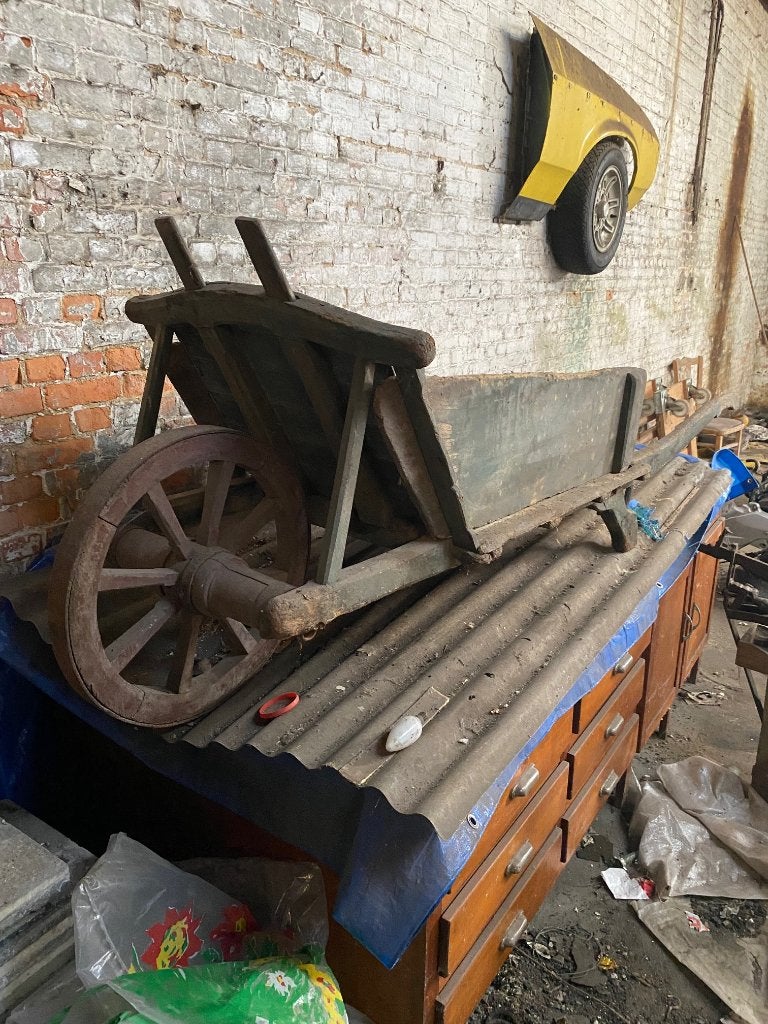 Antieke kruiwagen, Ophalen
