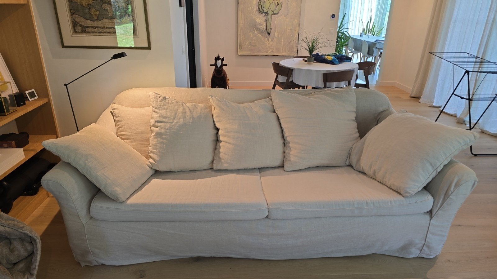 Axel Vervoordt sofa, Enlèvement