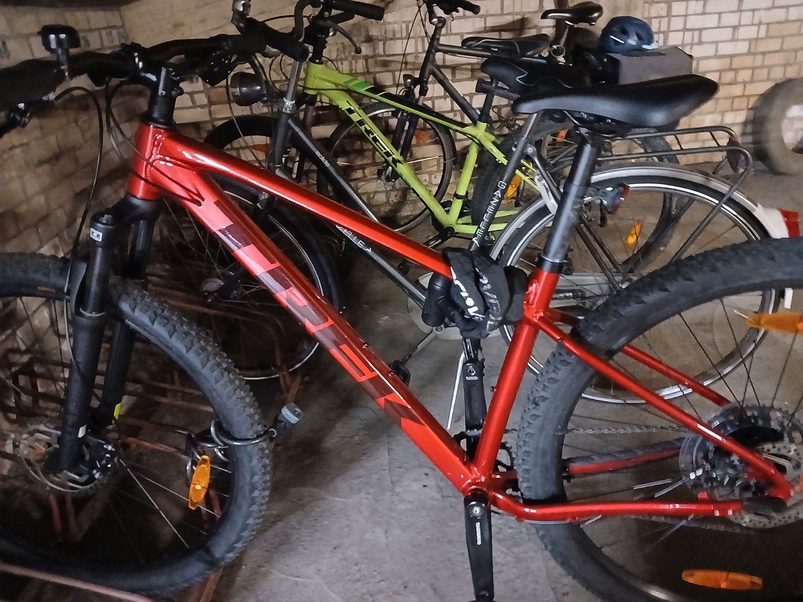 fiets trek marlin 5 m 29 furry red, Fietsen en Brommers, Ophalen