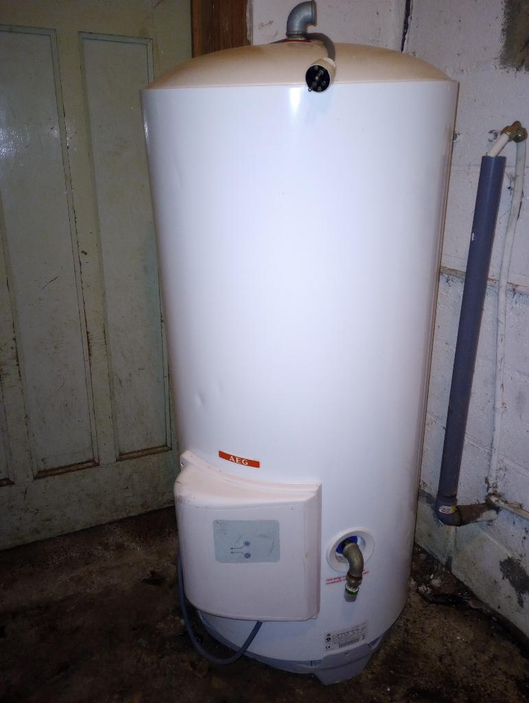 chauffe eau electrique 200L AEG en bon etat, Bricolage & Construction, Chauffe-eau & Boilers, Chauffe-eau, Enlèvement, 100 litres ou plus