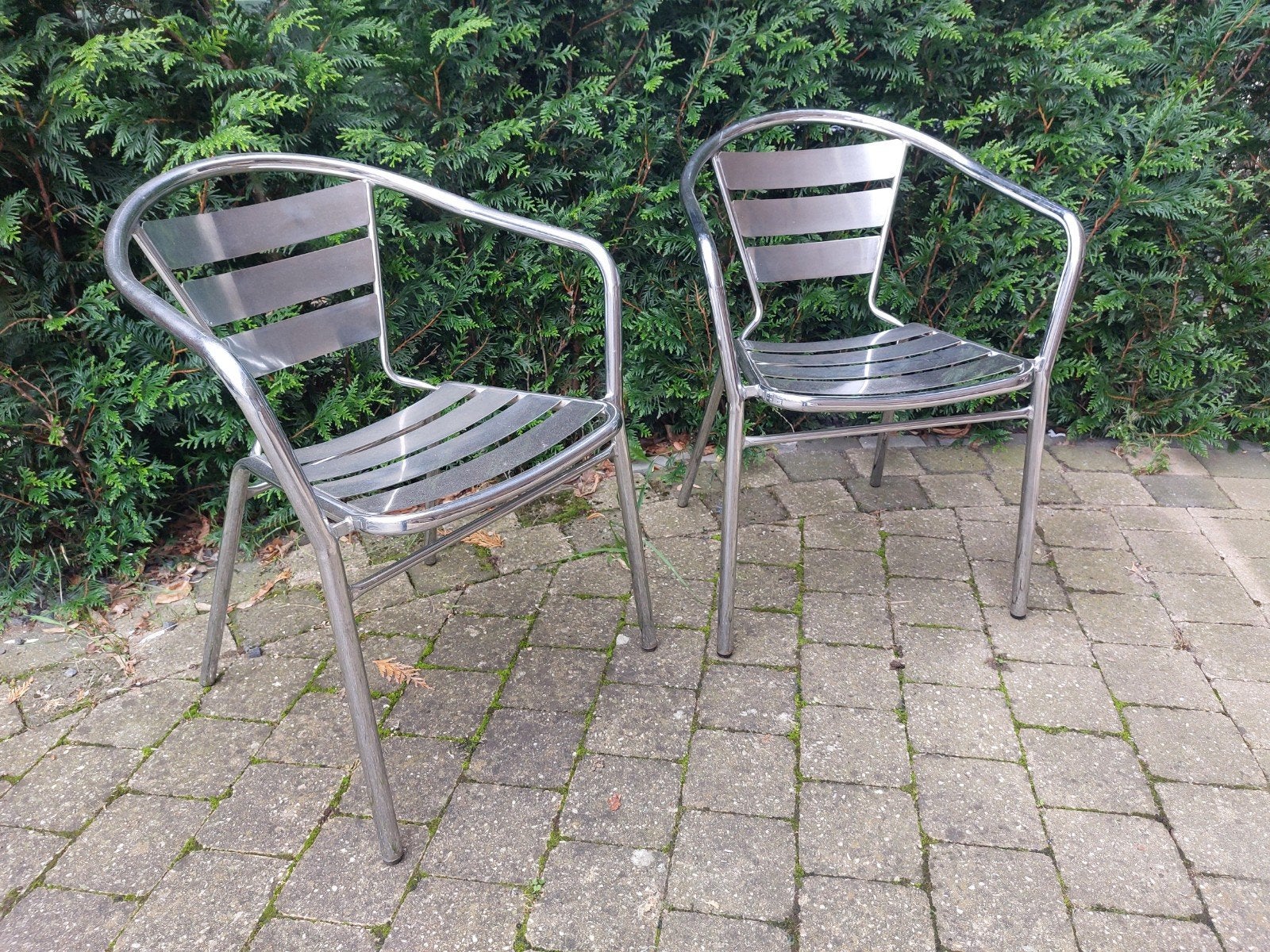 2 ijzeren stoelen, Enlèvement