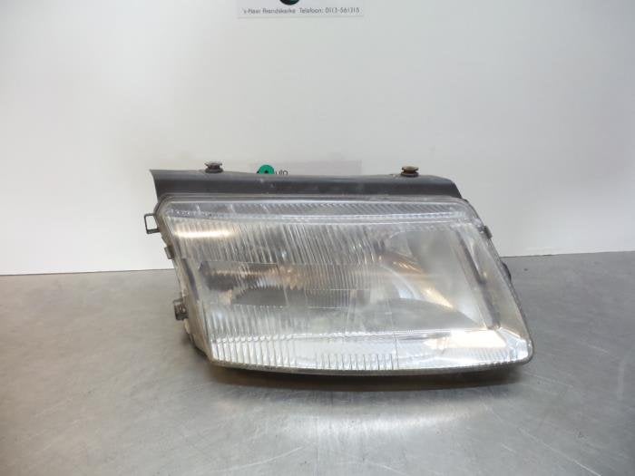 Phare droit d'un Volkswagen Passat (Passat 96-), Volkswagen, -, Utilisé, -