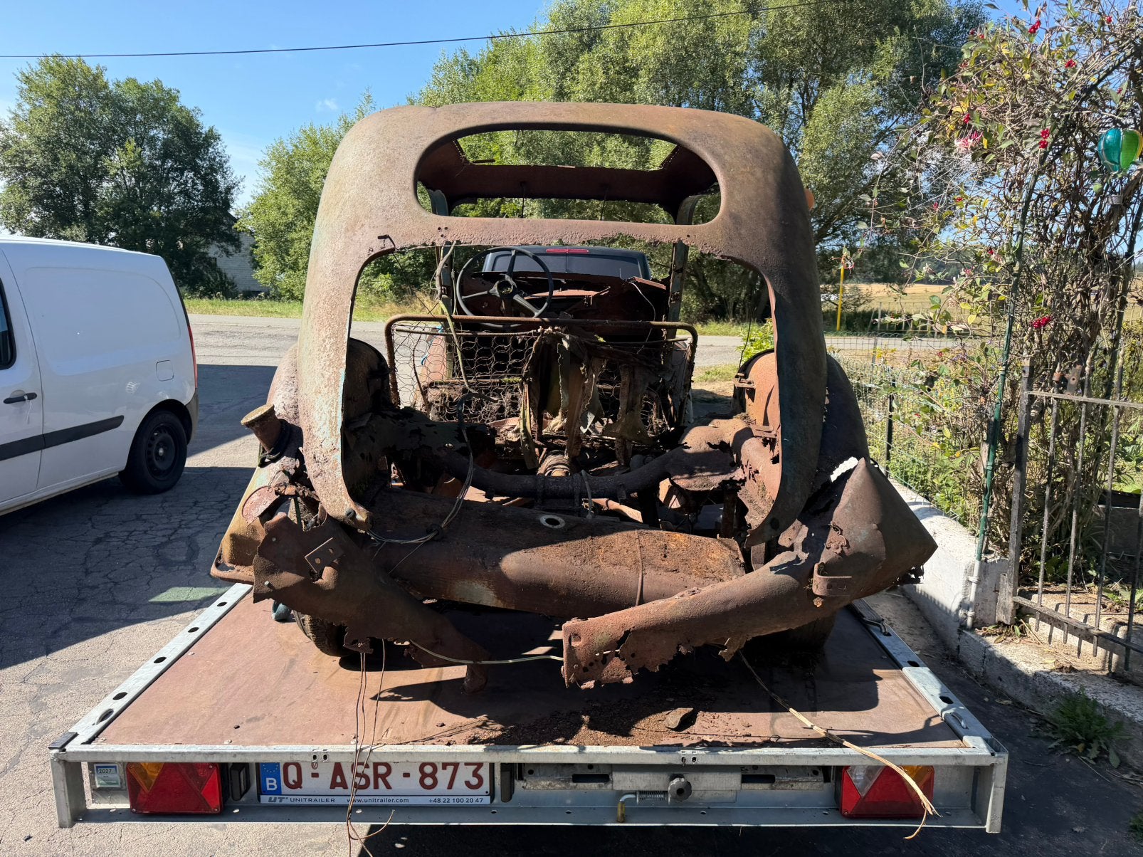 Wrak van de Renault NovaQuatre uit 1938, foto 9