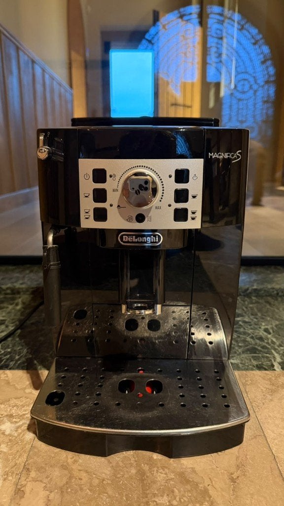 De'Longhi Magnifica S – Zwart volautomatisch koffieapparaat, Elektronische apparatuur, Verzenden, Zo goed als nieuw, Koffiemachine
