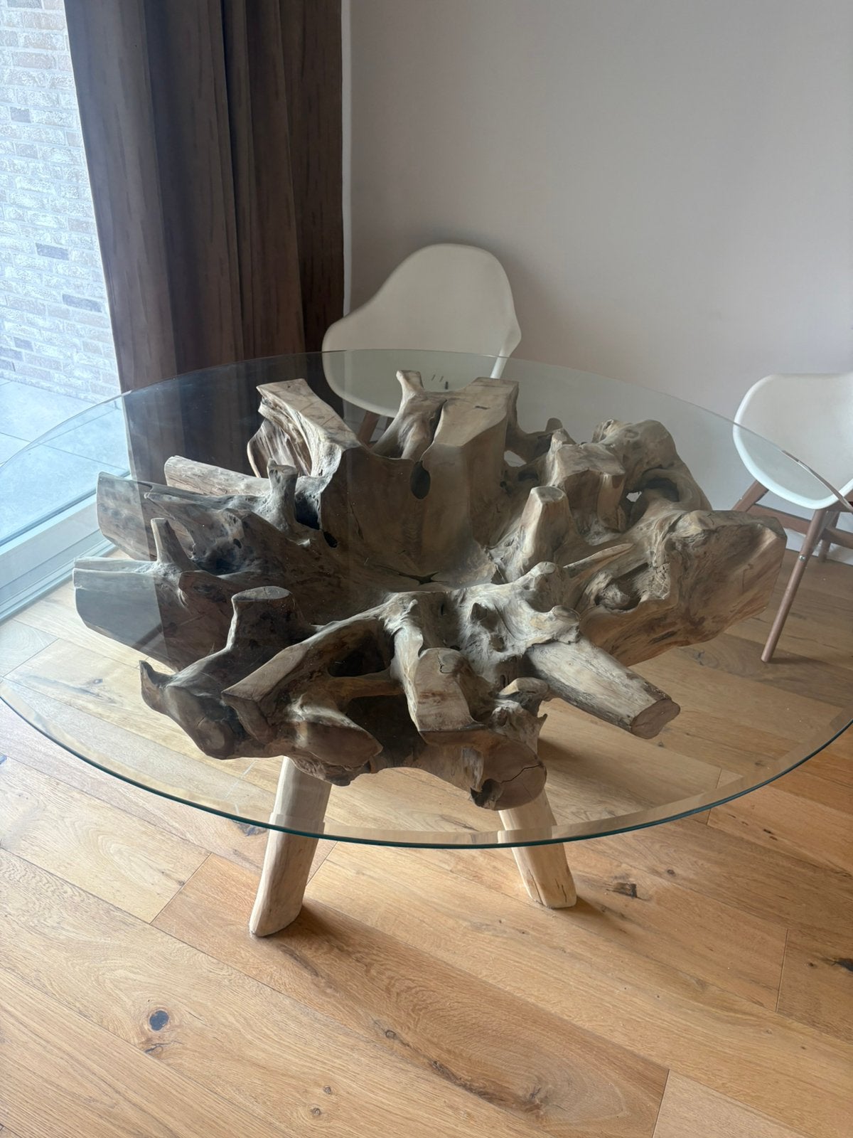 Ronde tafel van azuurblauw glas, Ophalen