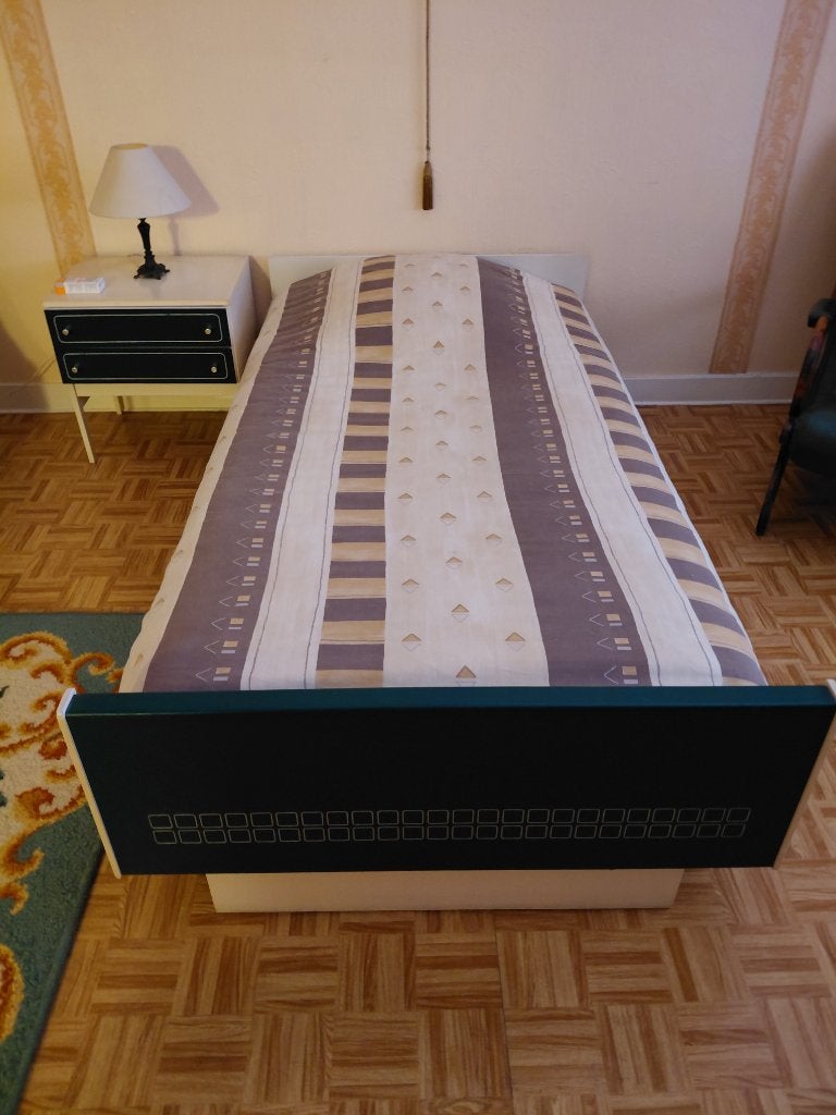 VINTAGE BED, NACHTKASTJE EN MAKE-UP TAFEL, Enlèvement, Utilisé, Sommier à lattes