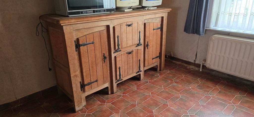 Buffet, vaisselier, bar avec tabourets rustiques