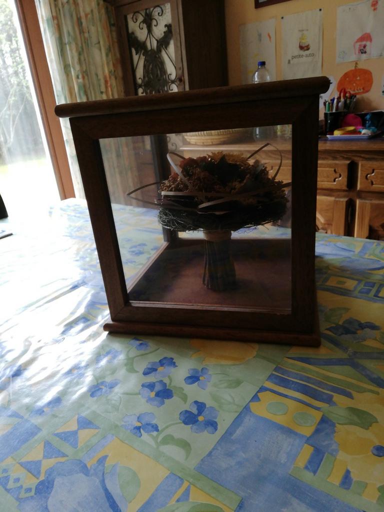 Cube souvenir chêne et verre. 31cm x 31cm x 33cm de haut., Enlèvement ou Envoi