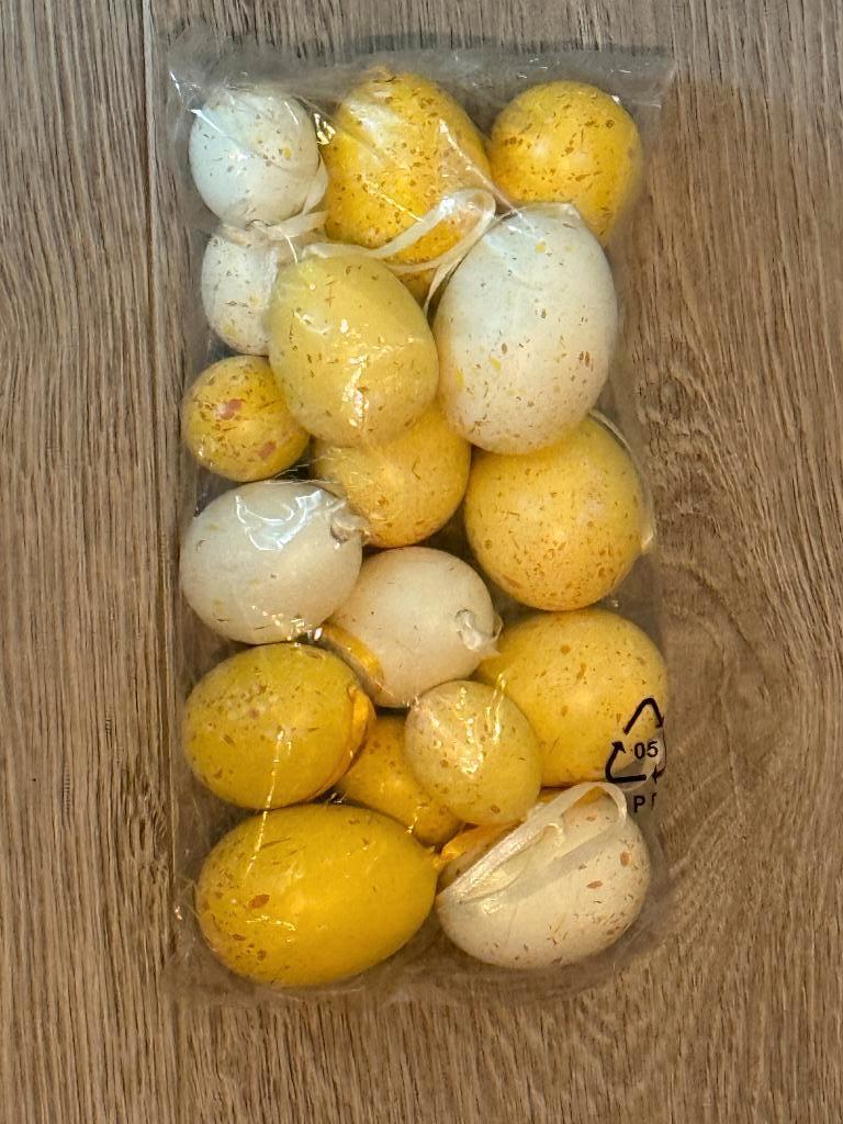 Gele en witte paaseitjes met ophanglusje (18 stuks), Ophalen of Verzenden, Zo goed als nieuw