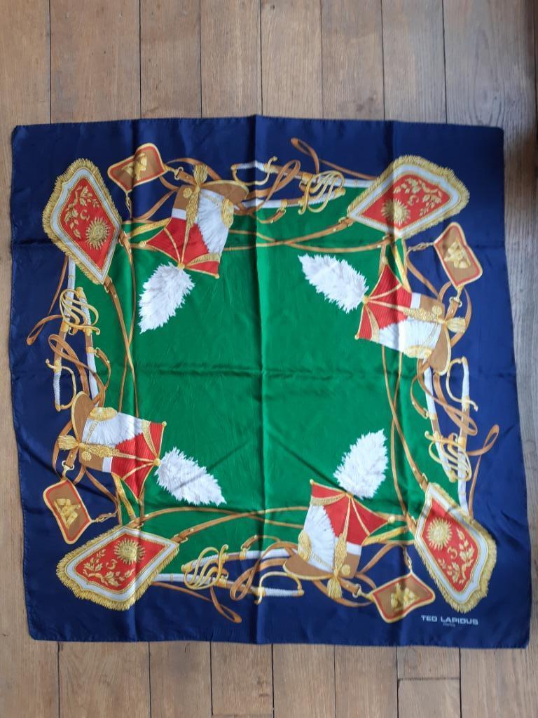 Vierkante zijden sjaal Ted Lapidus vintage 1980 Frankrijk, Maat 38/40 (M), Ophalen of Verzenden, Pashmina, Gedragen