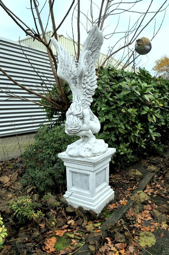 Très grand ange agenouillé avec les ailes relevées, Enlèvement ou Envoi, Pierre, Ange