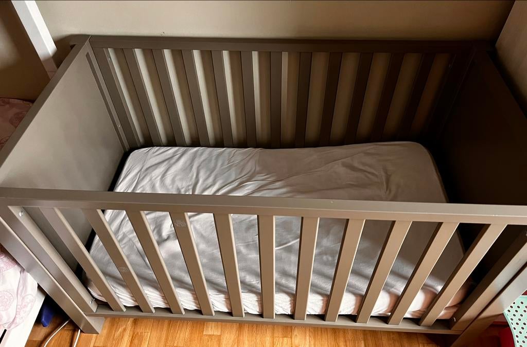 Lit bébé Quax « Mila » et son matelas, Enfants & Bébés, Berceaux & Lits, Enlèvement, Comme neuf, Lit