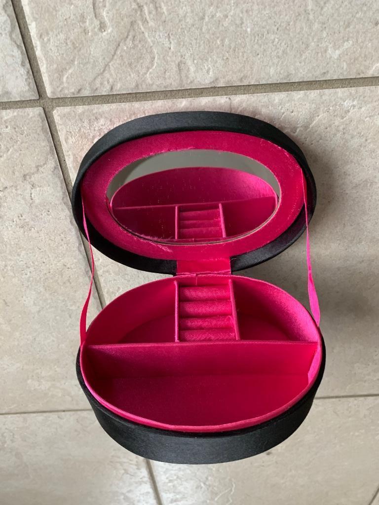 Petite boîte à bijoux pour enfants - noir et rose fuchsia, Bijoux, Sacs & Beauté, Enlèvement, Utilisé, Noir, Autres types