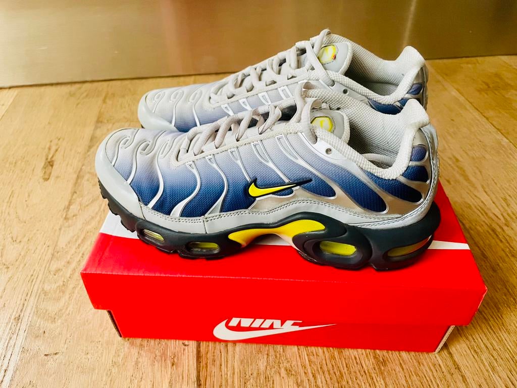 Nike Air Max Plus GS TN Metallic Zilver Opti Geel, Ophalen of Verzenden, Zo goed als nieuw, Nike Air Max, Jongen of Meisje