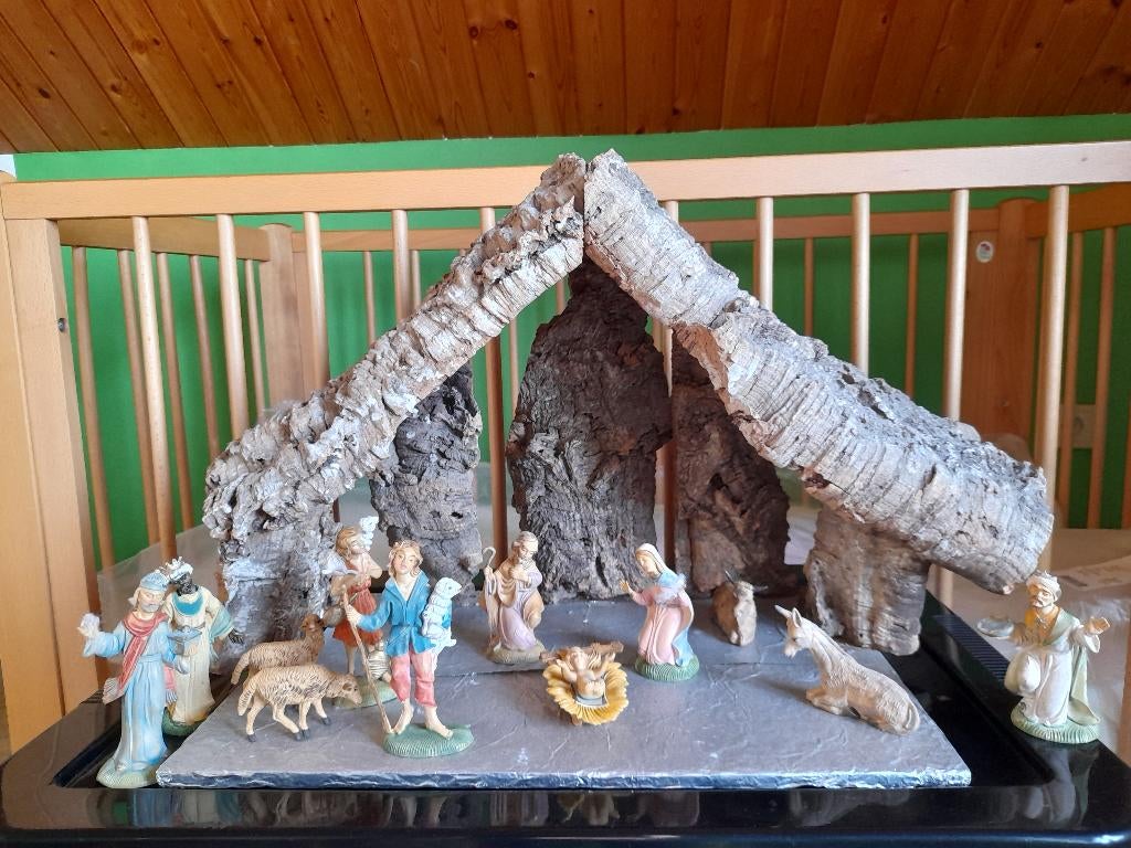 Kerststal in schors met beeldjes in polyester, Huis en Inrichting, Ophalen, Gebruikt