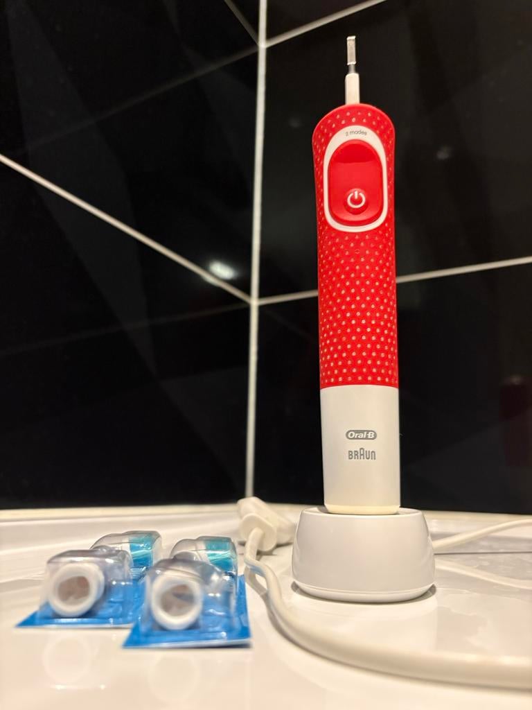 Kinder tandenborstel Oral B met twee nieuwe borstels, Ophalen, Gebruikt, Tandenborstel