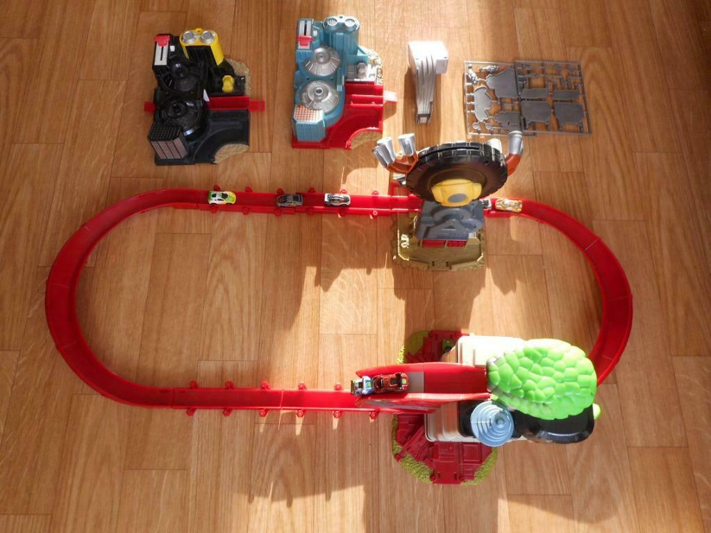 PISTE DE COURSE AVEC VOITURES MAGNÉTIQUES, Enlèvement ou Envoi, Autre propulsion, Comme neuf, Circuit