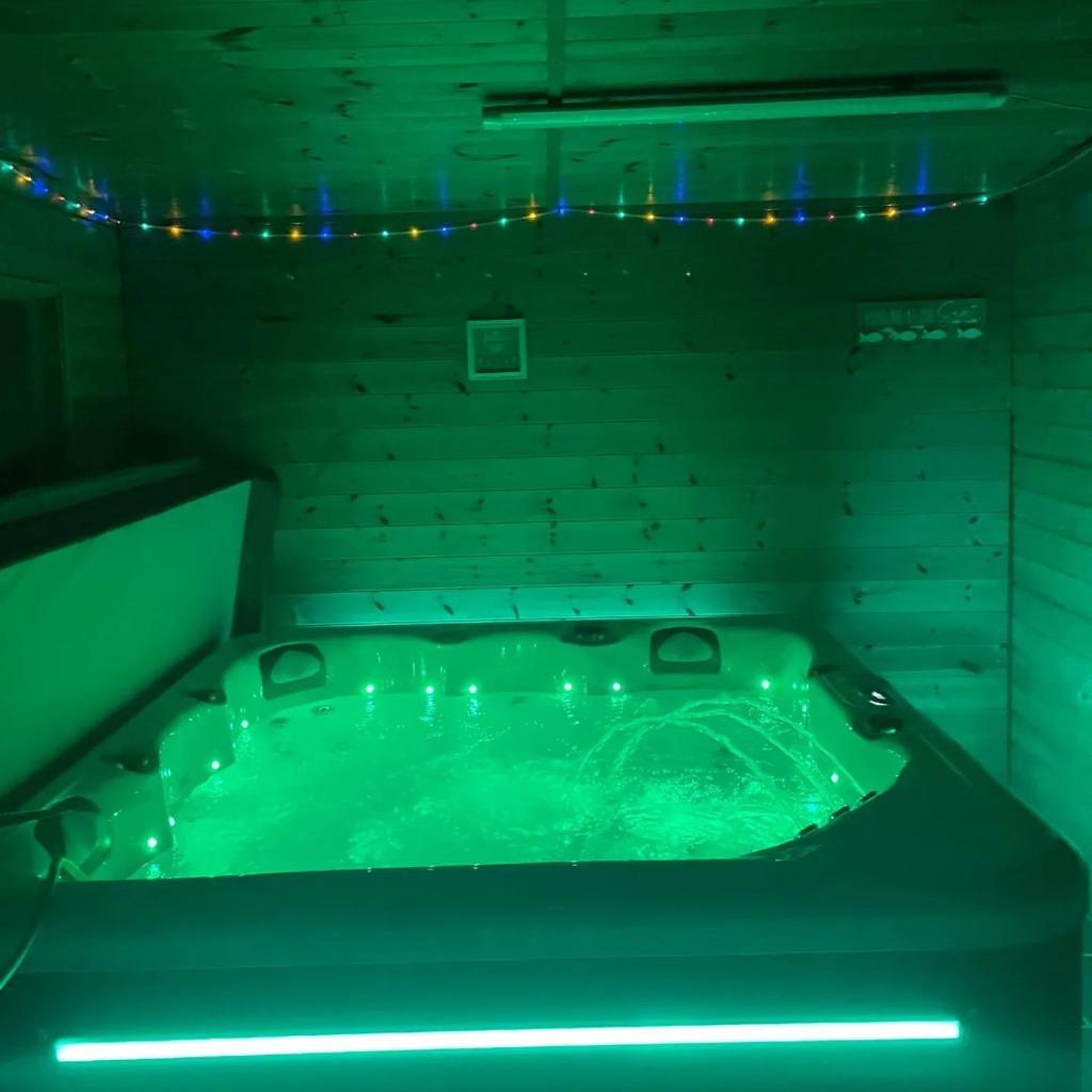 Nieuwe 3 persoons jacuzzi 2 ligplaatse /3 pompen/muziek, Ophalen, Nieuw