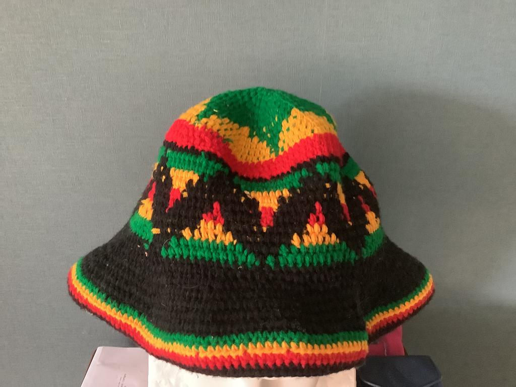Gehaakte hoed in de Rastafari-kleuren, Kleding | Heren, Hoeden en Petten, Zo goed als nieuw, Hoed, Ophalen of Verzenden