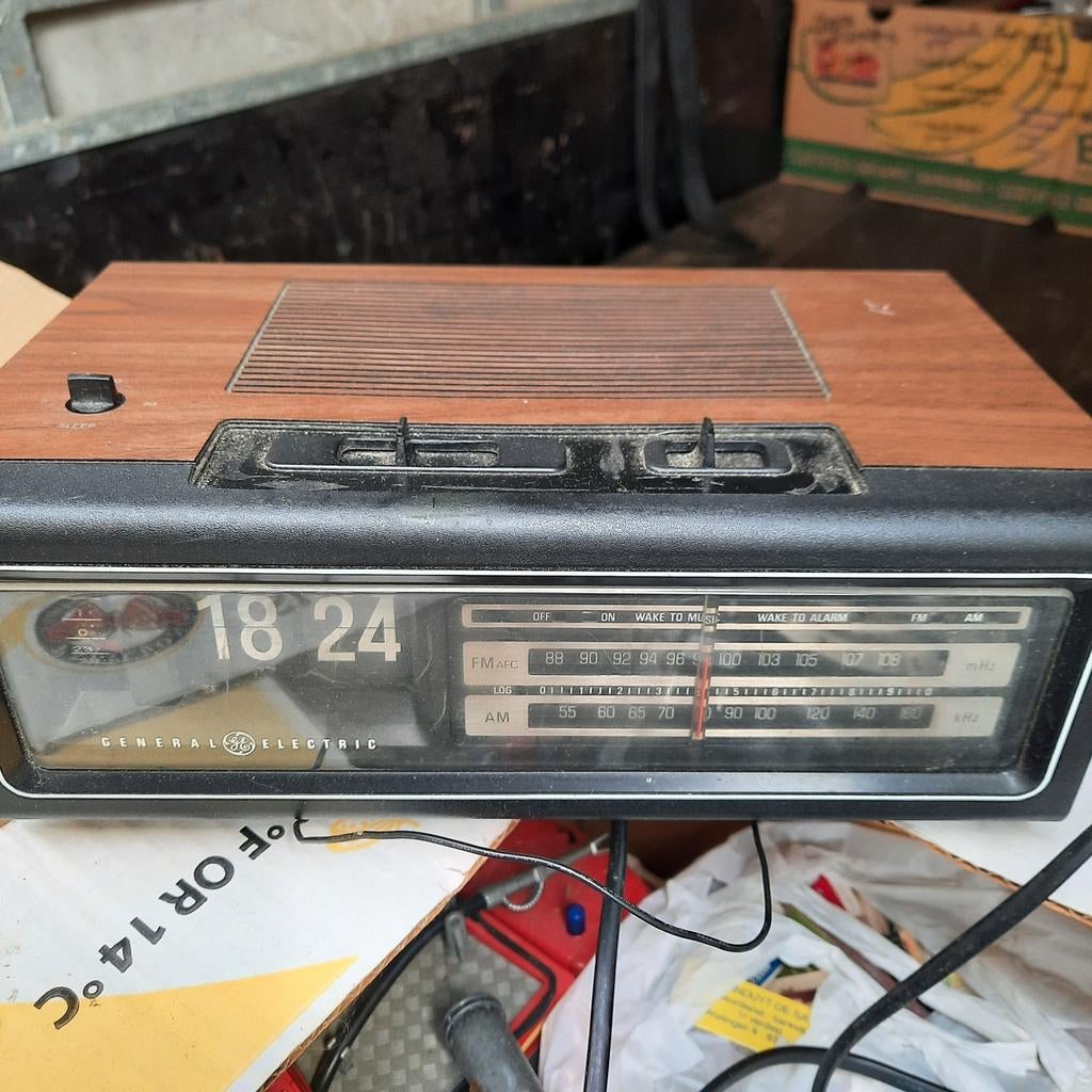 Le radio-réveil (nostalgie des années 70) joue !, Enlèvement ou Envoi, Comme neuf