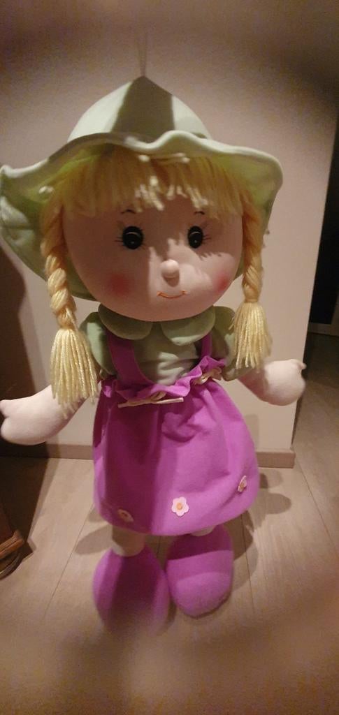 Grande poupée douce avec robe et chapeau, Enfants & Bébés, Jouets | Poupées, Enlèvement, Comme neuf