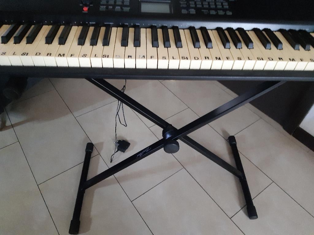 Clavier, Musique & Instruments, Comme neuf, Enlèvement, Avec pied, 61 touches