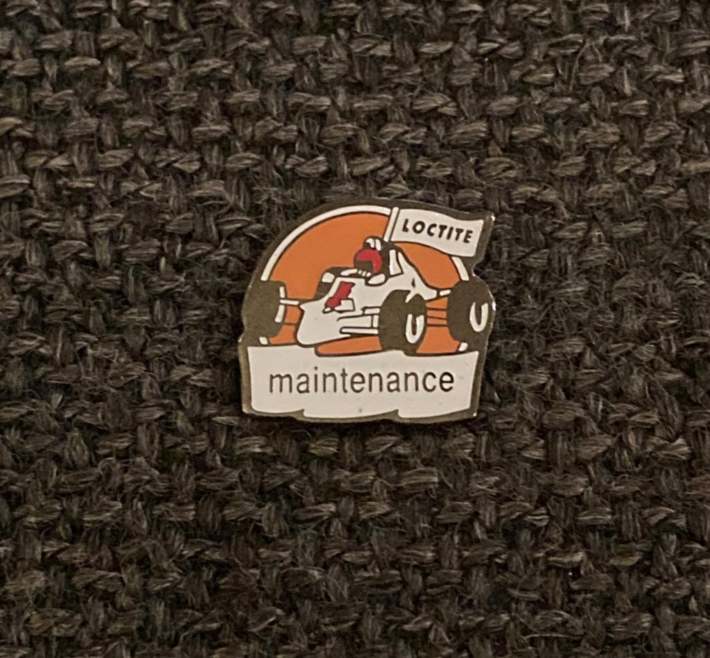 PIN - LOCTITE - MAINTENANCE - AUTOMOBILE, Envoi, Utilisé, Transport, Insigne ou Pin's