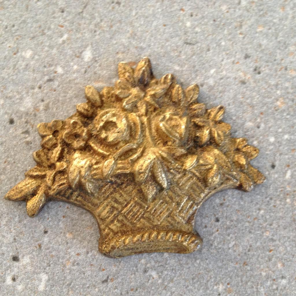 messing bloemenkorf 6.2 x 4.7 cm, Antiek en Kunst, Ophalen of Verzenden, Koper