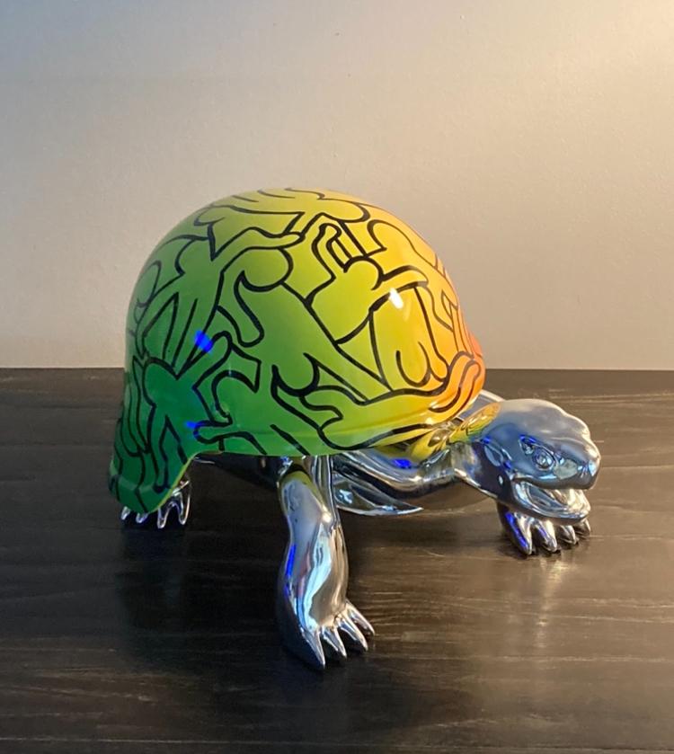 Van Apple: sculptuur ter ere van Keith Haring. Met COA