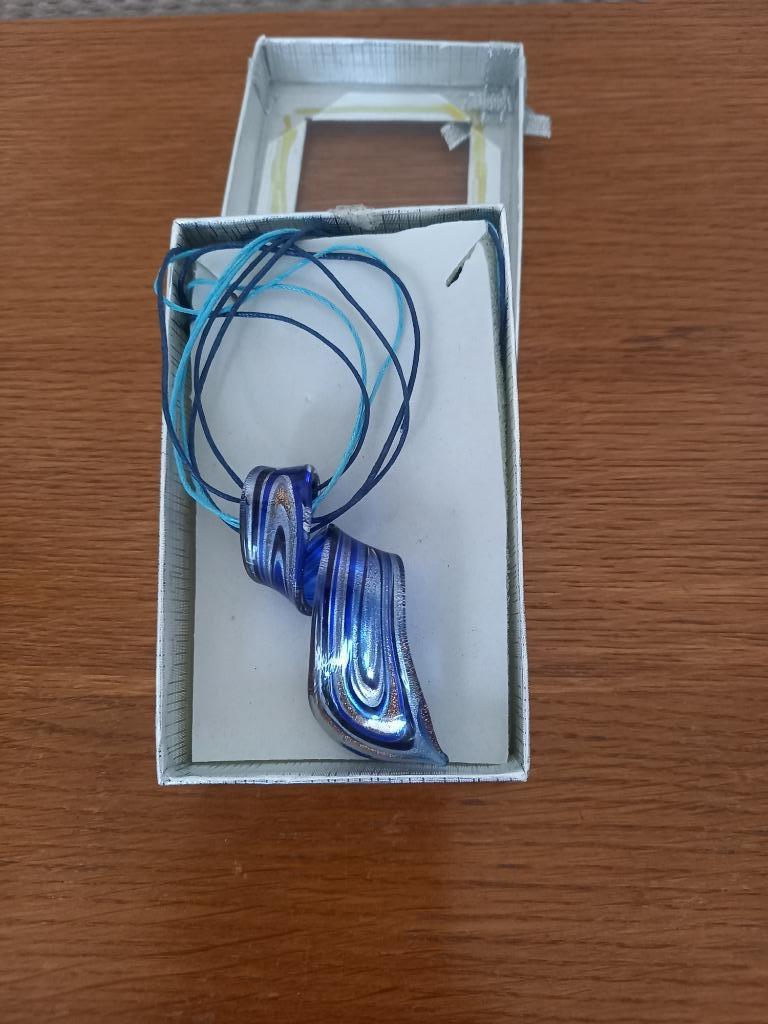 Très beau collier à vendre, Bijoux, Sacs & Beauté, Colliers, Enlèvement, Neuf, Bleu, Autres matériaux