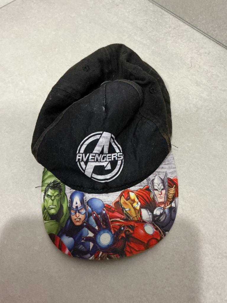 Avengers pet, Enlèvement, Casquette