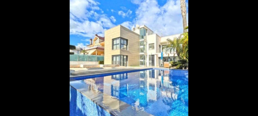 Prachtige luxe villa op 50m van de zee in torrevieja alicant, Torrevieja, Spanje, 5 kamers, Woonhuis