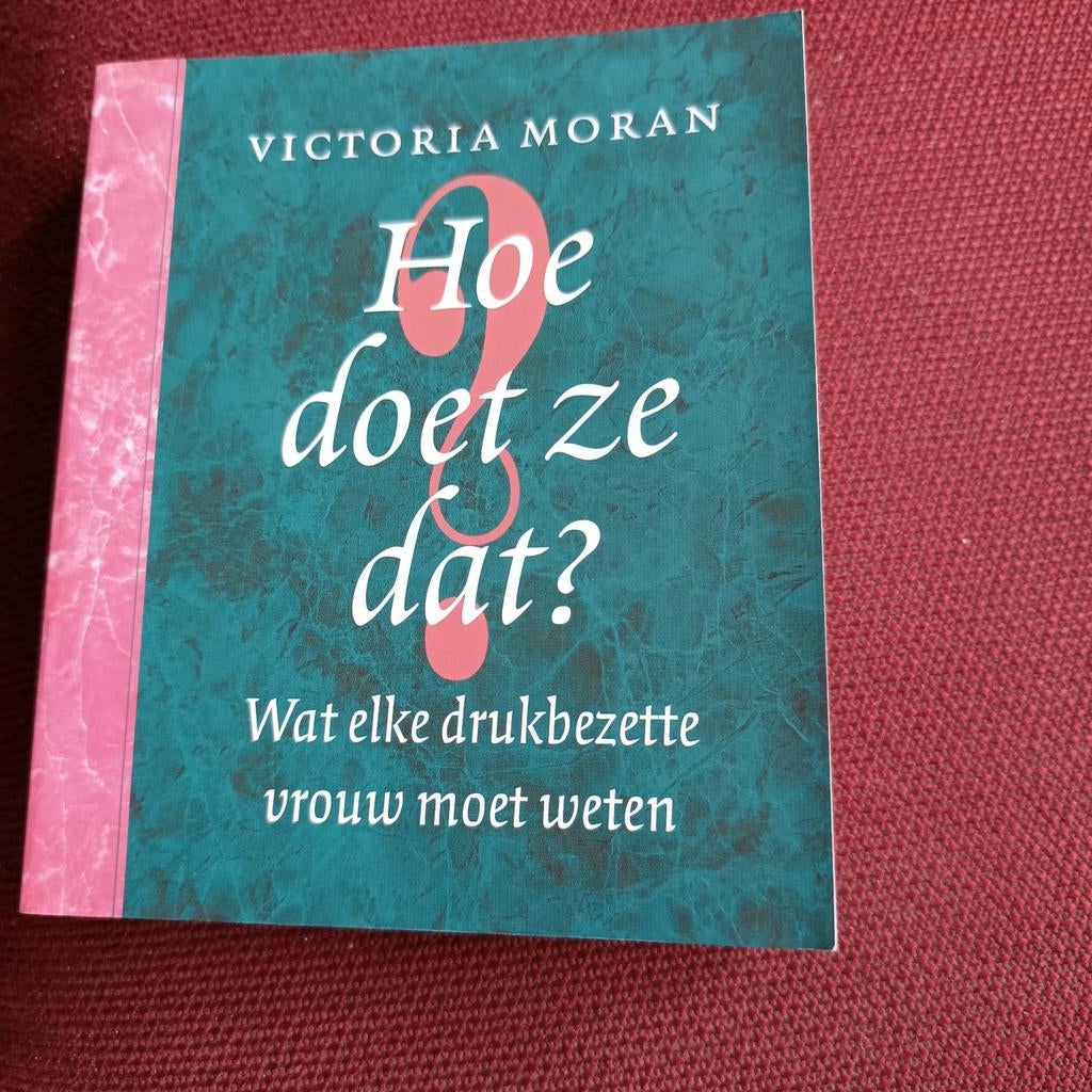 V. Moran - Hoe doet ze dat?, Ophalen of Verzenden, Gelezen, V. Moran