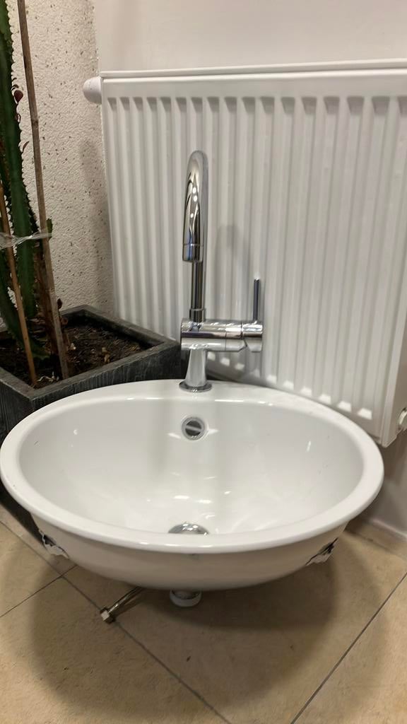 Metalen witte lavabo met hansgrohe mengkraan, Ophalen, Zo goed als nieuw, Wasbak of Wastafel