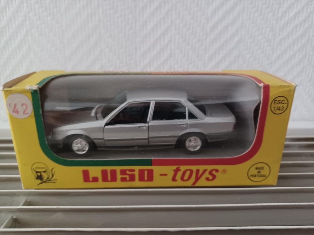 M42 Opel rekord limousine luso toys 1:43, Hobby & Loisirs créatifs, Voitures miniatures | 1:43, Enlèvement ou Envoi, Comme neuf