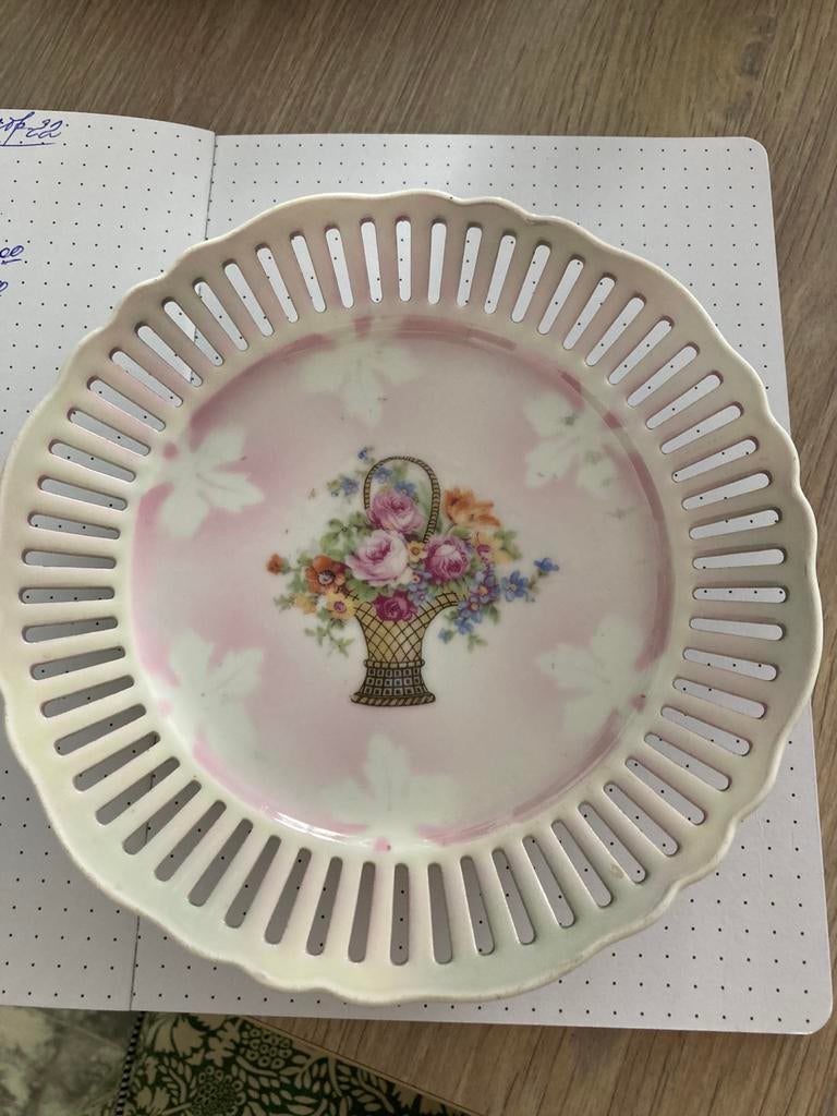 4 plats à fruits ou assiettes vintage en porcelaine, Antiquités & Art, Enlèvement ou Envoi