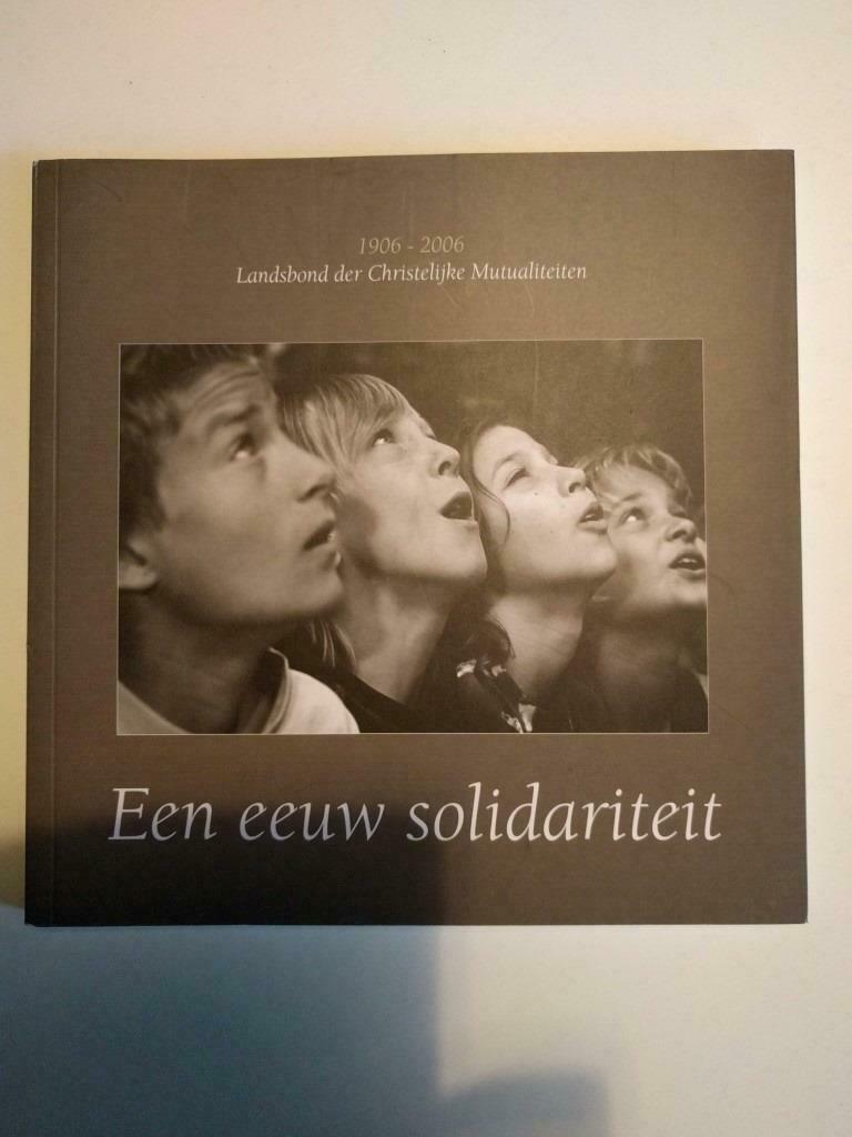 Boek: Een eeuw solidariteit, Boeken, Politiek en Maatschappij, Zo goed als nieuw, Maatschappij en Samenleving, Ophalen of Verzenden