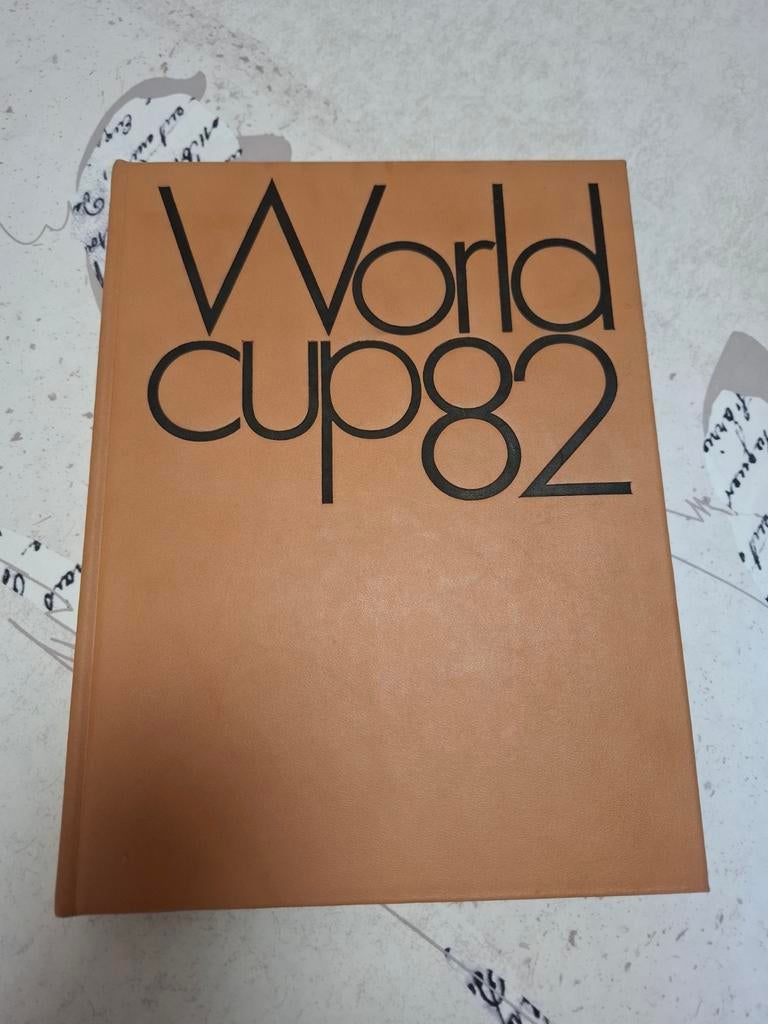 Boek Wereldbeker voetbal 1982, Boeken, Ophalen of Verzenden, Zo goed als nieuw, Balsport