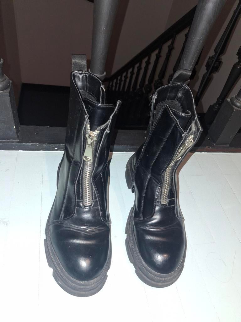 Bottes CM Paris, Enlèvement