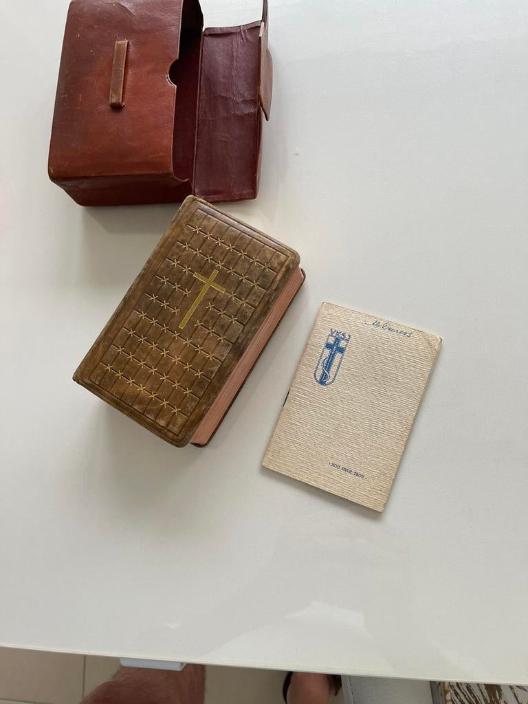 Roomsch-Katholiek Mis- en Vesperboek met uitleg, Ophalen of Verzenden, Zo goed als nieuw