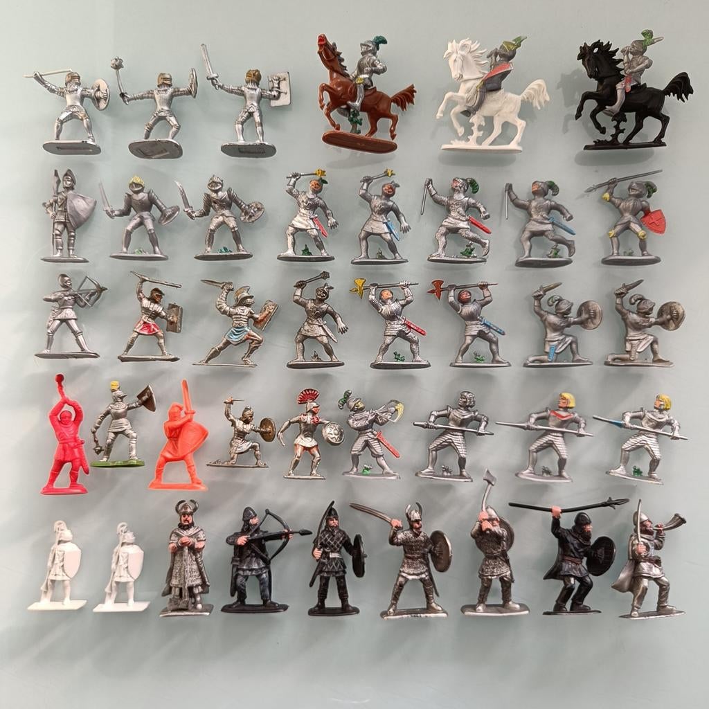 De vieux chevaliers miniatures., Enlèvement ou Envoi