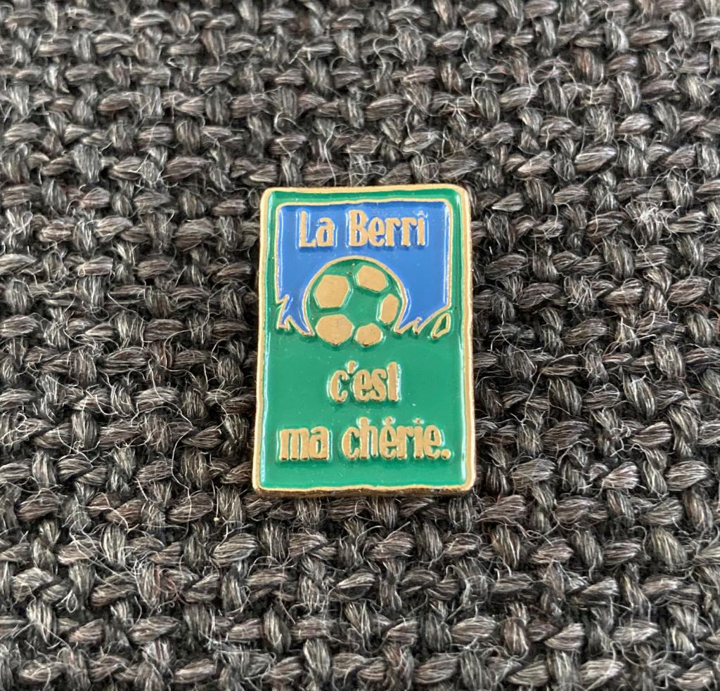 PIN - LA BERRI C'EST MA CHÉRIE - FOOT - VOETBAL - FOOTBALL, Envoi, Utilisé, Sport, Insigne ou Pin's