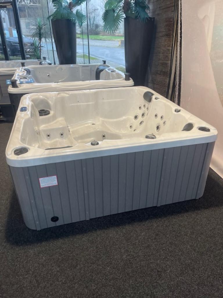 Goldline Spa 5 persoons acties extra kortingen!, Tuin en Terras, Bubbelbaden en Hottubs, Ophalen, Nieuw, Trap, Vast