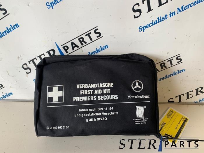 EHBO kit van een Mercedes B-Klasse, Auto-onderdelen, Overige Auto-onderdelen, Mercedes-Benz, Gebruikt, 3 maanden garantie, Ophalen of Verzenden