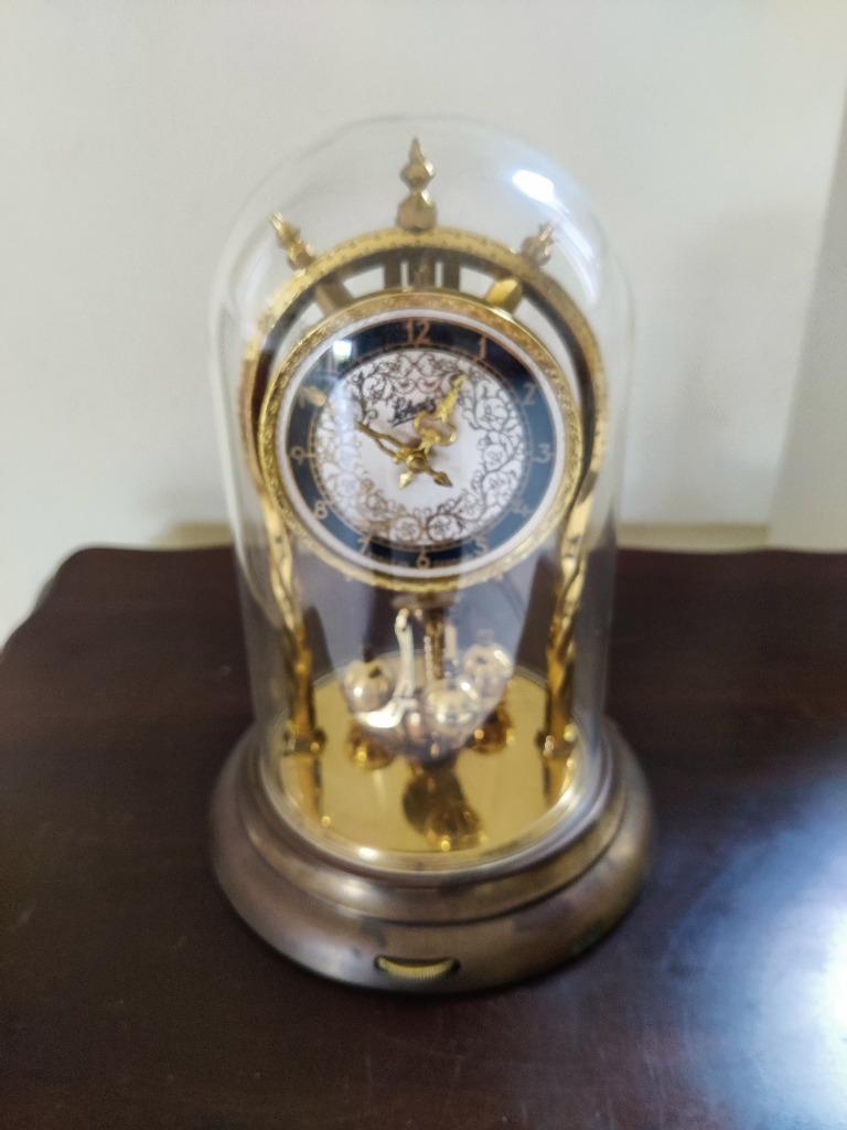 montre en métal doré, Enlèvement